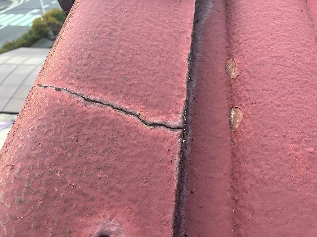 袖瓦の亀裂の入ったセメント瓦